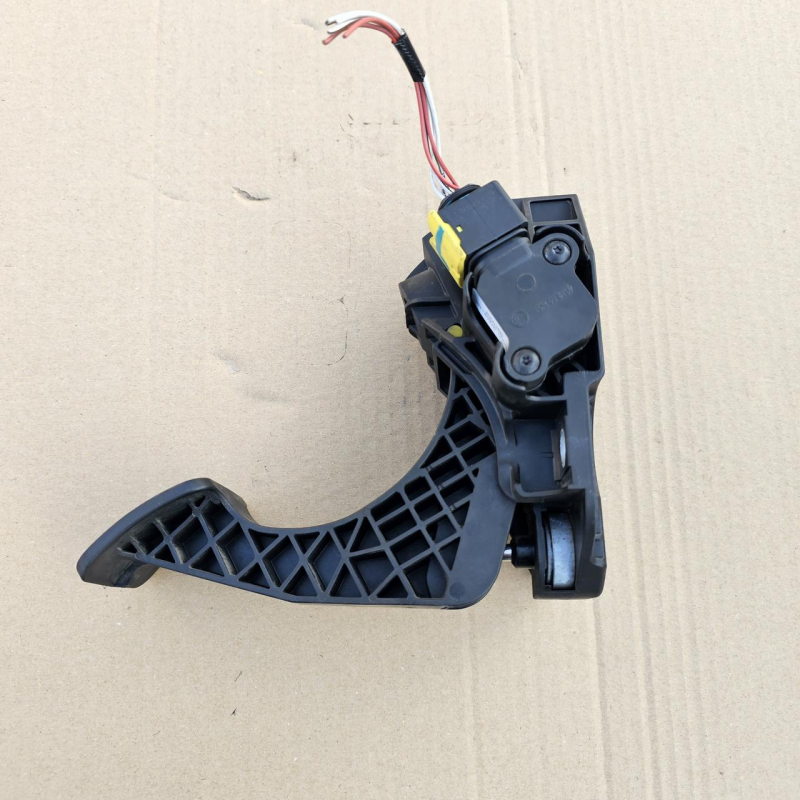 Педаль газу 7484541219 RENAULT T Range/T Gama Педаль газу 7484541219 RENAULT T Range/T Gama